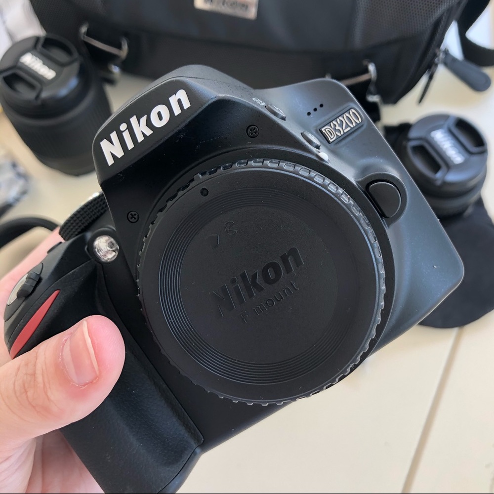 Nikon D3200 Digital Camera With Full Kit - Picture 3 of 8